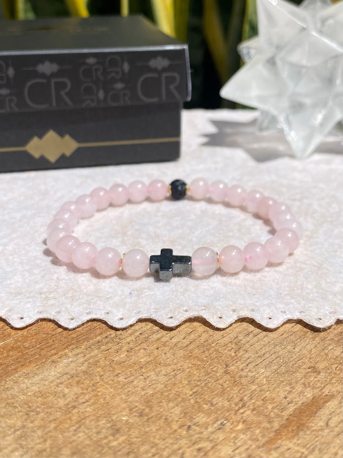 CR Casal | Par Quartzo Rosa e Lava Vulcânica com Cruz de Hematita – Paz, Amor e Proteção (Banho Ouro 18K)