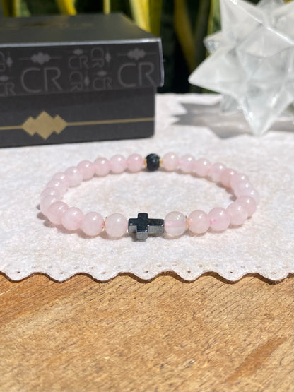 CR Casal | Par Quartzo Rosa e Lava Vulcânica com Cruz de Hematita – Paz, Amor e Proteção (Banho Ouro 18K)
