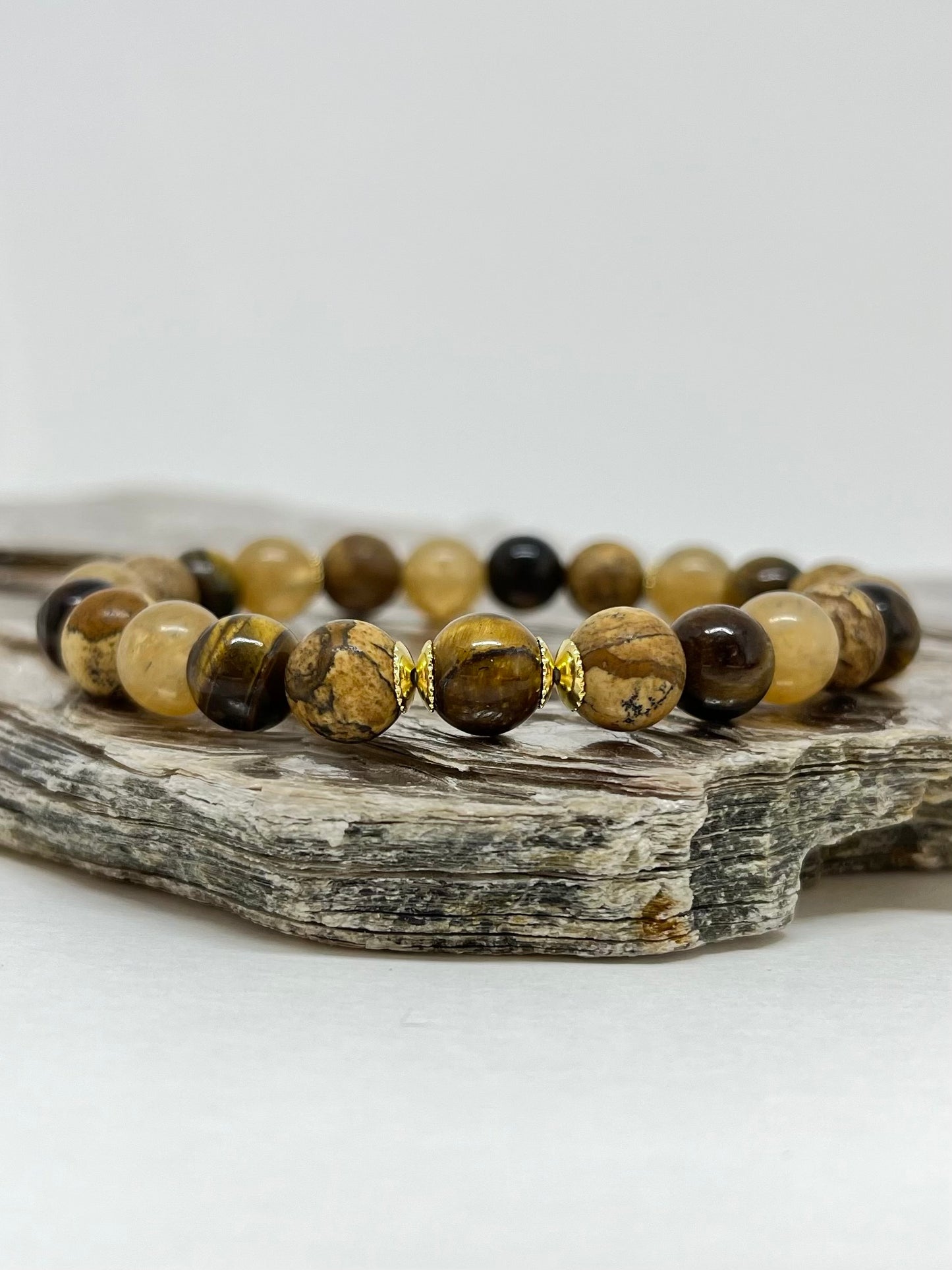 CR Golden | Olho de Tigre, Jaspe Madeira e Quartzo Rutilado – Proteção, Estabilidade e Crescimento Espiritual (Banho Ouro 18K)