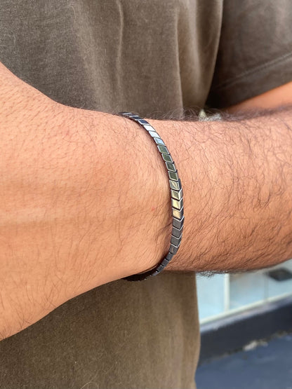 CR Flecha | Hematita – Proteção, Coragem e Força Pessoal