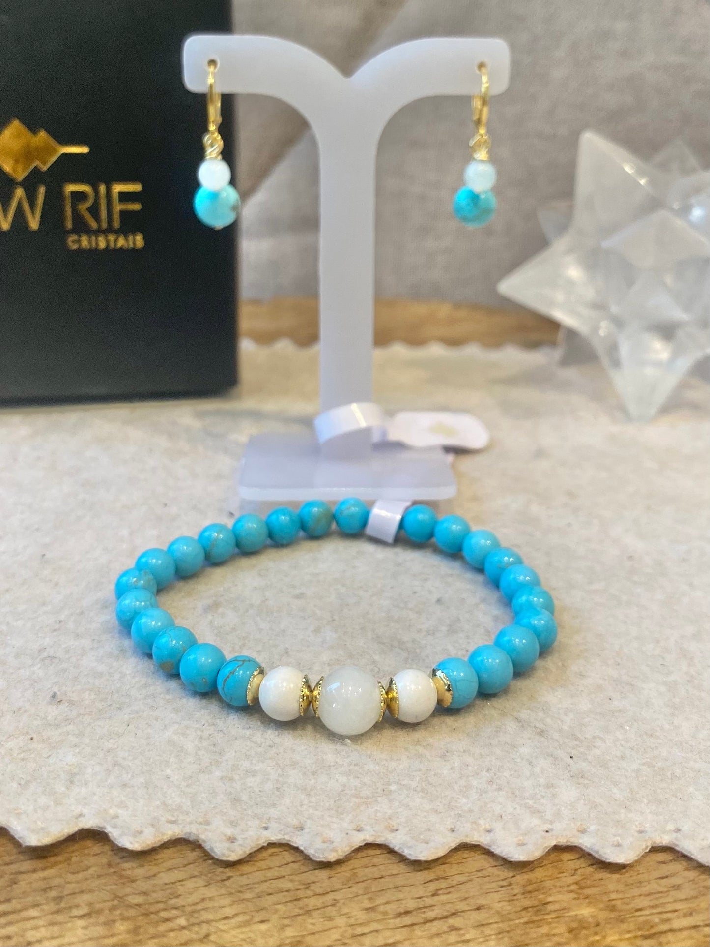 CR Conjunto | Turquesa Azul, Água Marinha e Howlita – Boa Sorte, Paz e Equilíbrio Emocional (Banho Ouro 18K)