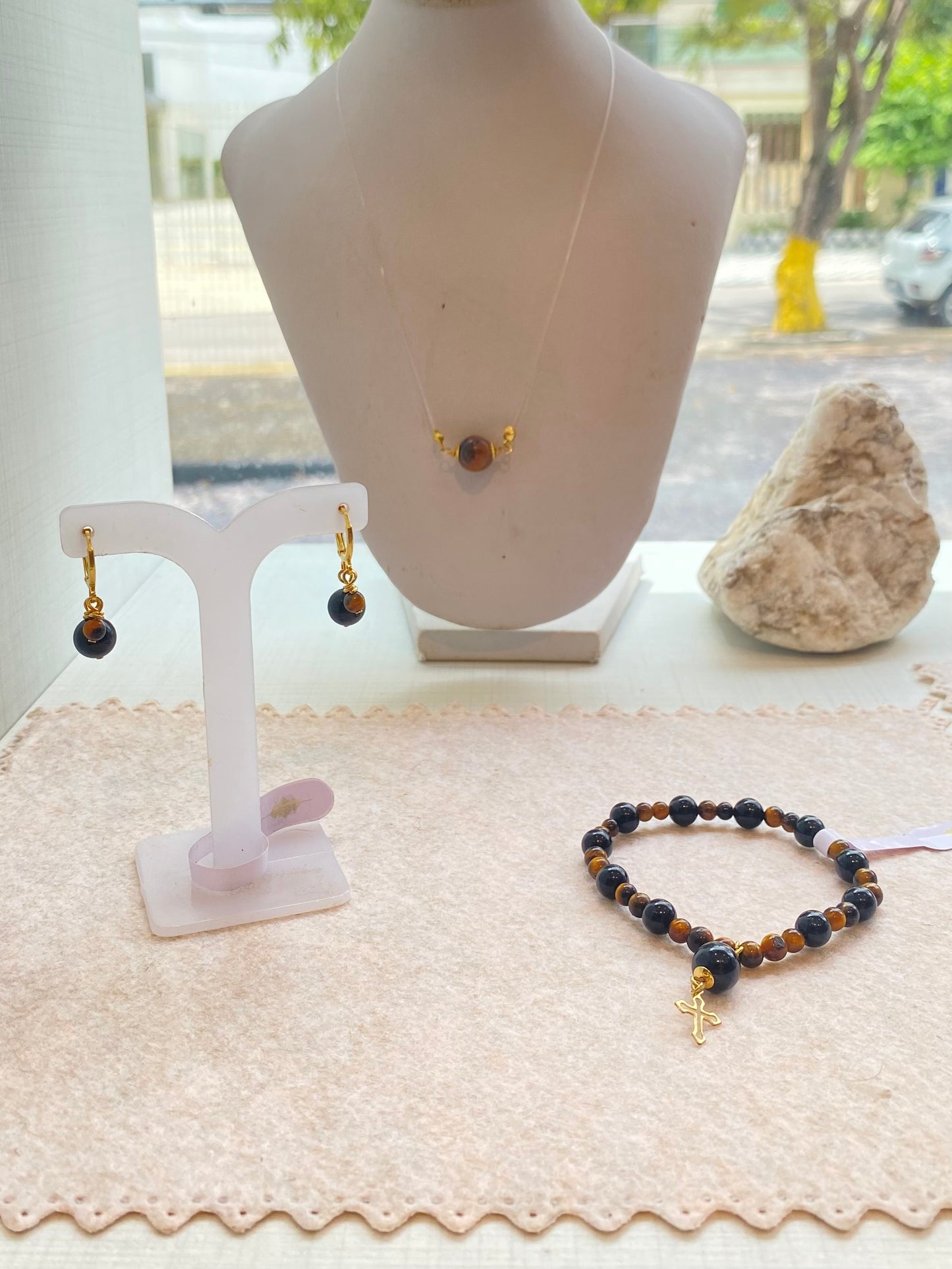 CR Conjunto | Colar, Brinco e Pulseira Olho de Tigre e Turmalina Negra – Proteção, Clareza e Prosperidade (Banho Ouro 18K)