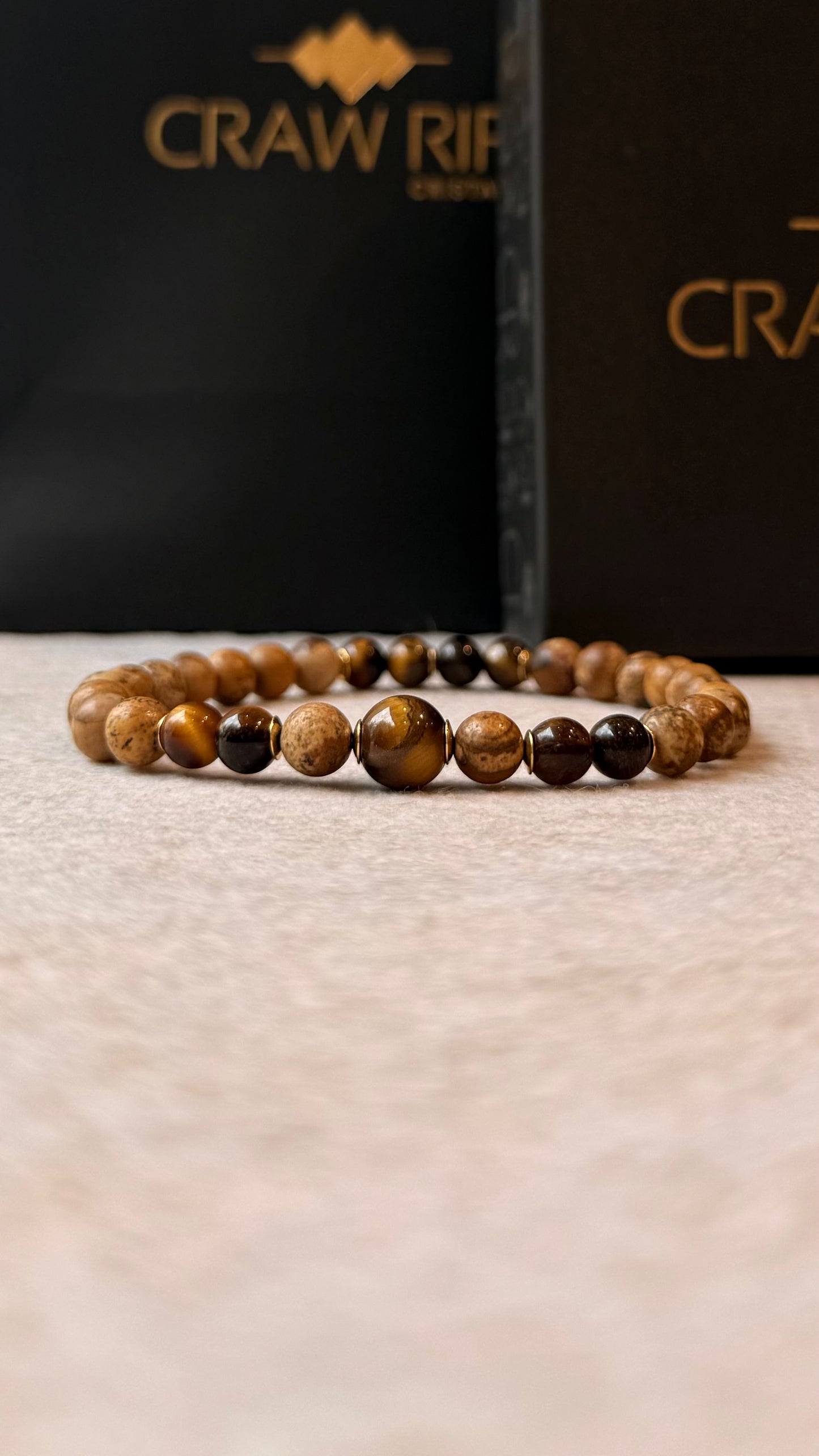 CR Deluxe | Jaspe Madeira e Olho de Tigre – Estabilidade, Proteção e Positividade (Banho Ouro 18K)