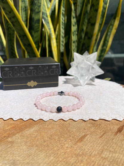 CR Casal | Par Quartzo Rosa e Lava Vulcânica com Cruz de Hematita – Paz, Amor e Proteção (Banho Ouro 18K)