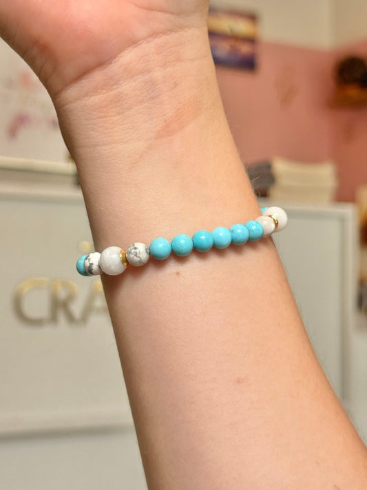 CR Tríade | Turquesa Azul, Howlita e Água Marinha – Boa Sorte, Paz e Equilíbrio Emocional (Banho Ouro 18K)