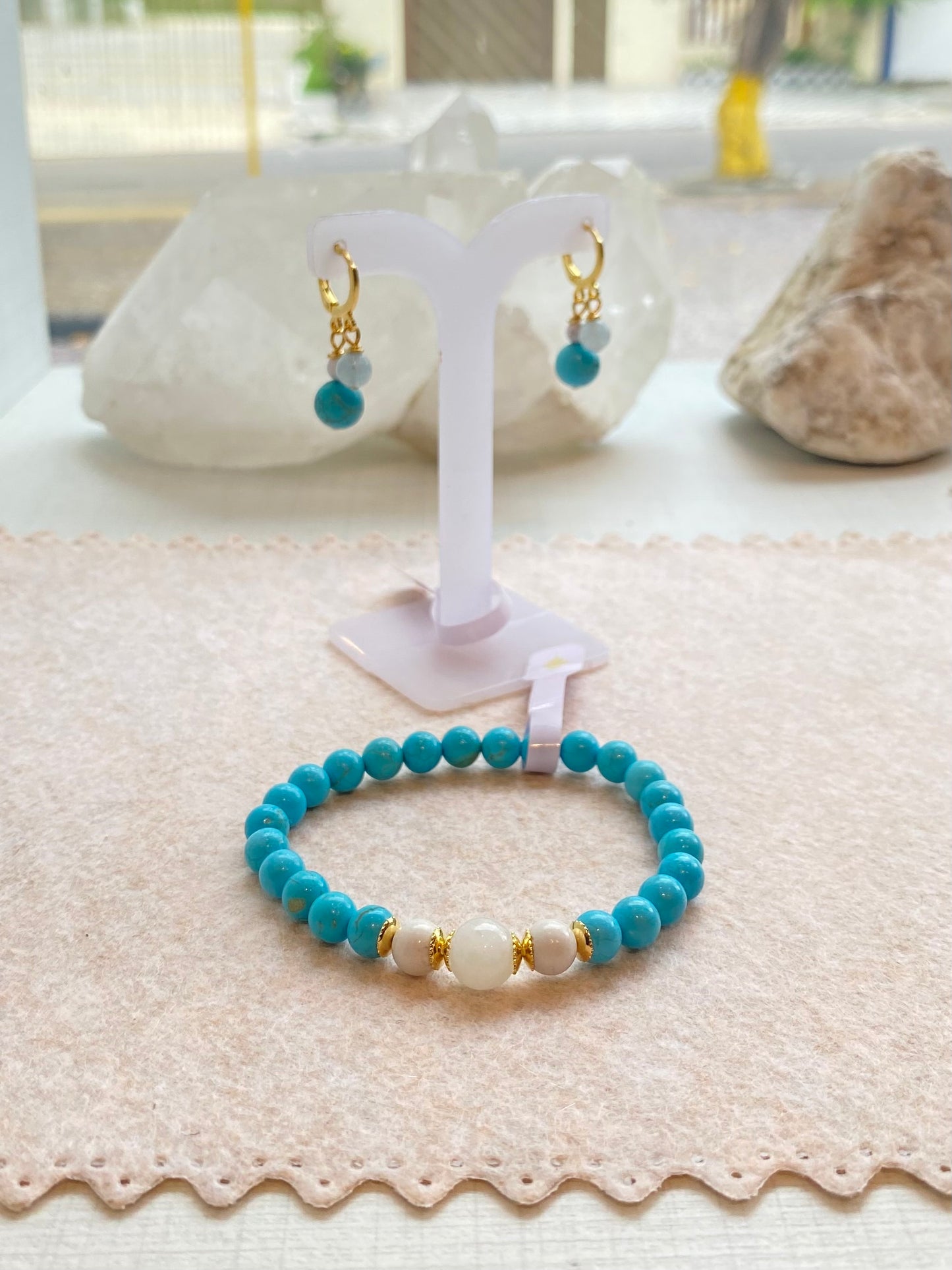 CR Conjunto | Turquesa Azul, Água Marinha e Howlita – Boa Sorte, Paz e Equilíbrio Emocional (Banho Ouro 18K)