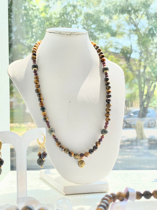 CR Elegance | Colar Olho de Tigre, Pedra Granada e Pirita – Proteção, Abundância e Prosperidade (Banho Ouro 18K)
