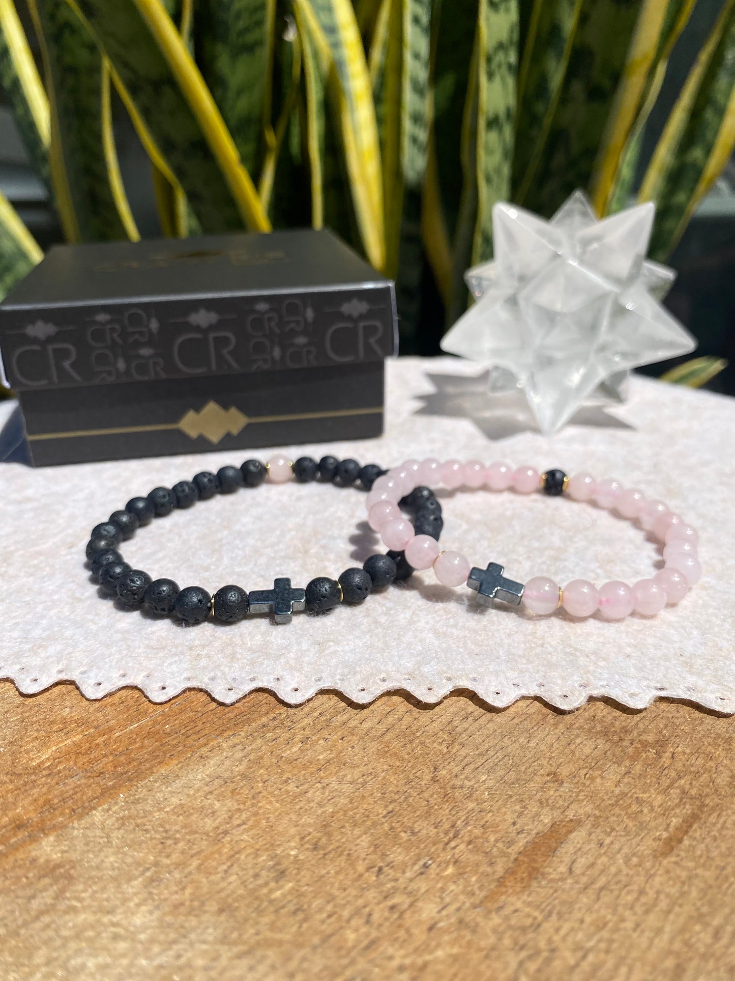 CR Casal | Par Quartzo Rosa e Lava Vulcânica com Cruz de Hematita – Paz, Amor e Proteção (Banho Ouro 18K)