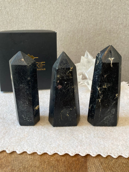 Ponta Home Decor | Turmalina Negra – Proteção, Autoconfiança e Equilíbrio Emocional