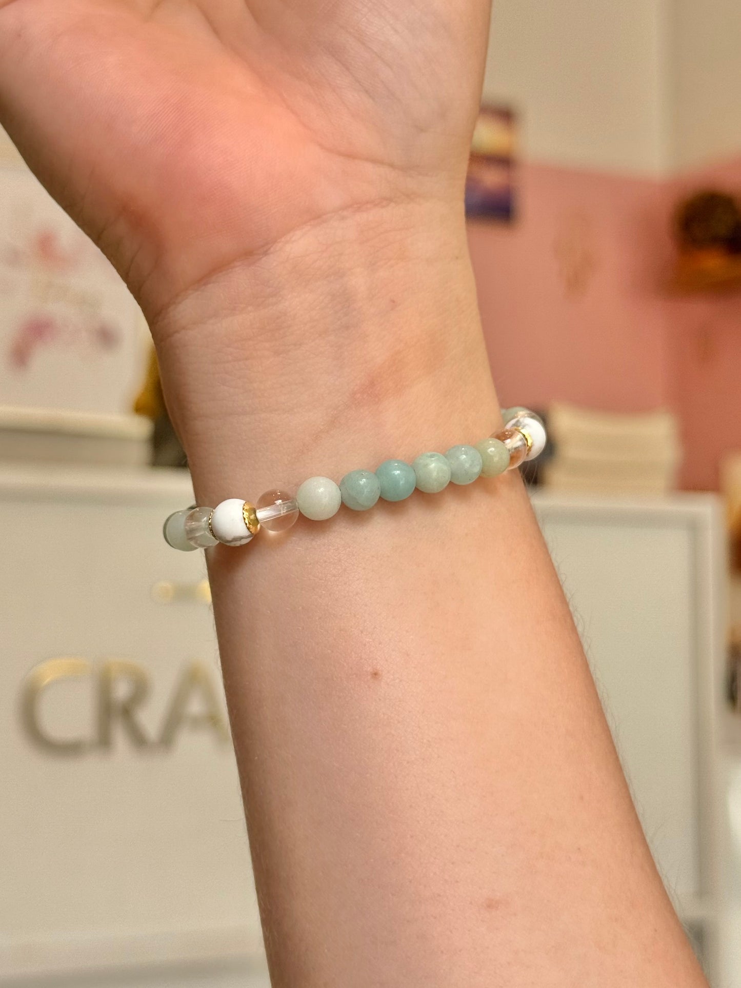 CR Tríade | Amazonita, Quartzo Cristal e Howlita – Bem-estar, Clareza e Paz (Banho Ouro 18K)