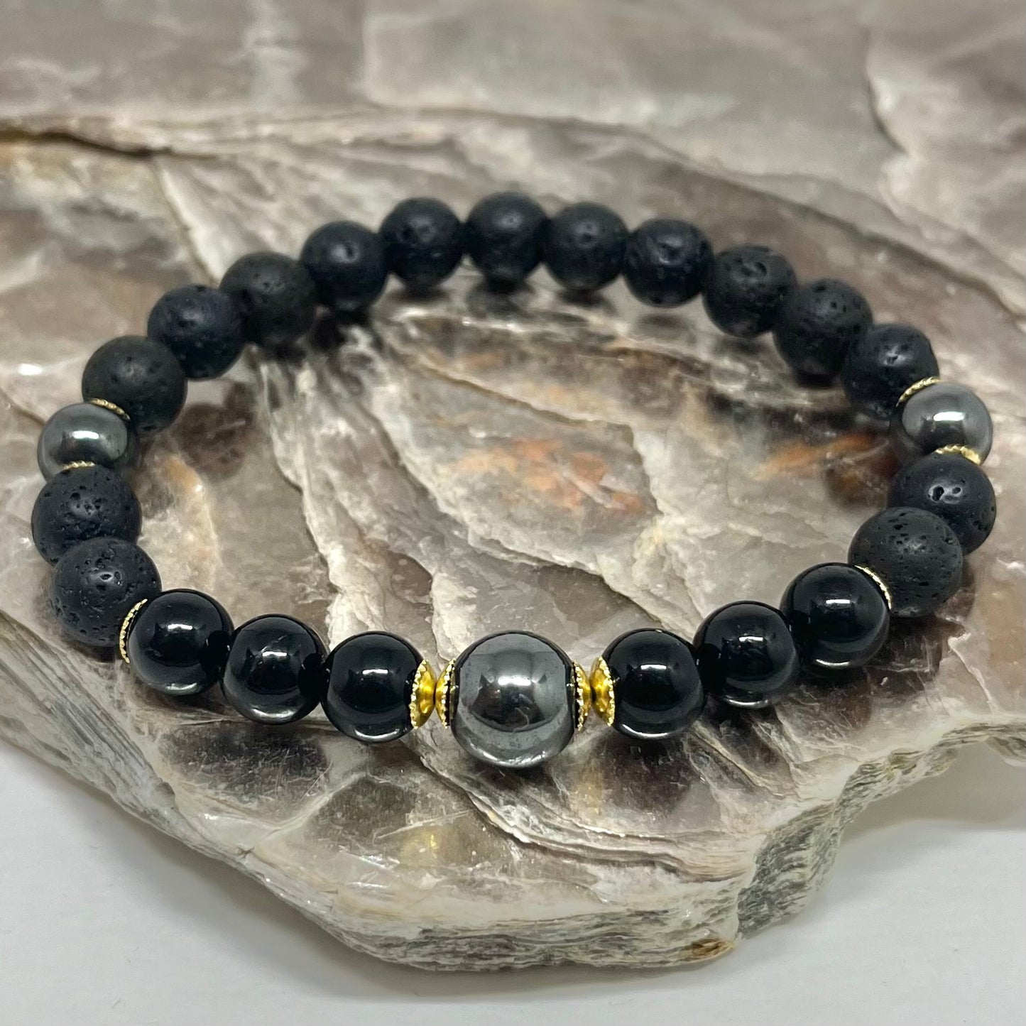 CR Golden | Lava Vulcânica, Turmalina Negra e Hematita – Proteção, AntiStress e Força Pessoal (Banho Ouro 18K)