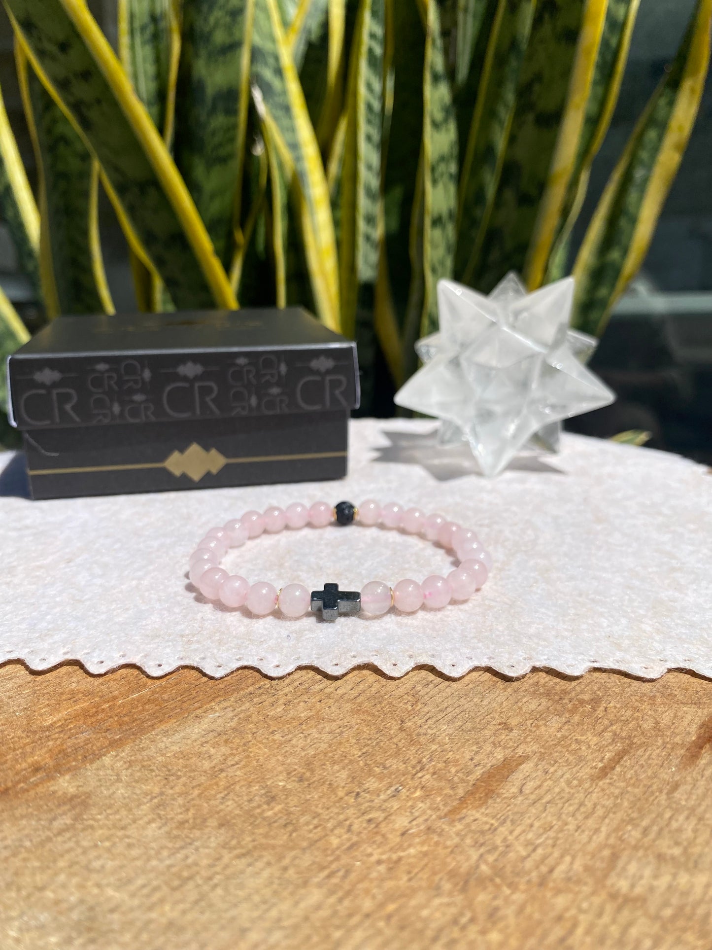 CR Casal | Par Quartzo Rosa e Lava Vulcânica com Cruz de Hematita – Paz, Amor e Proteção (Banho Ouro 18K)