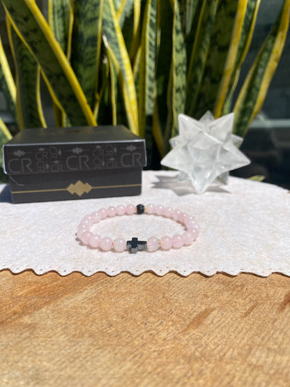 CR Casal | Par Quartzo Rosa e Lava Vulcânica com Cruz de Hematita – Paz, Amor e Proteção (Banho Ouro 18K)