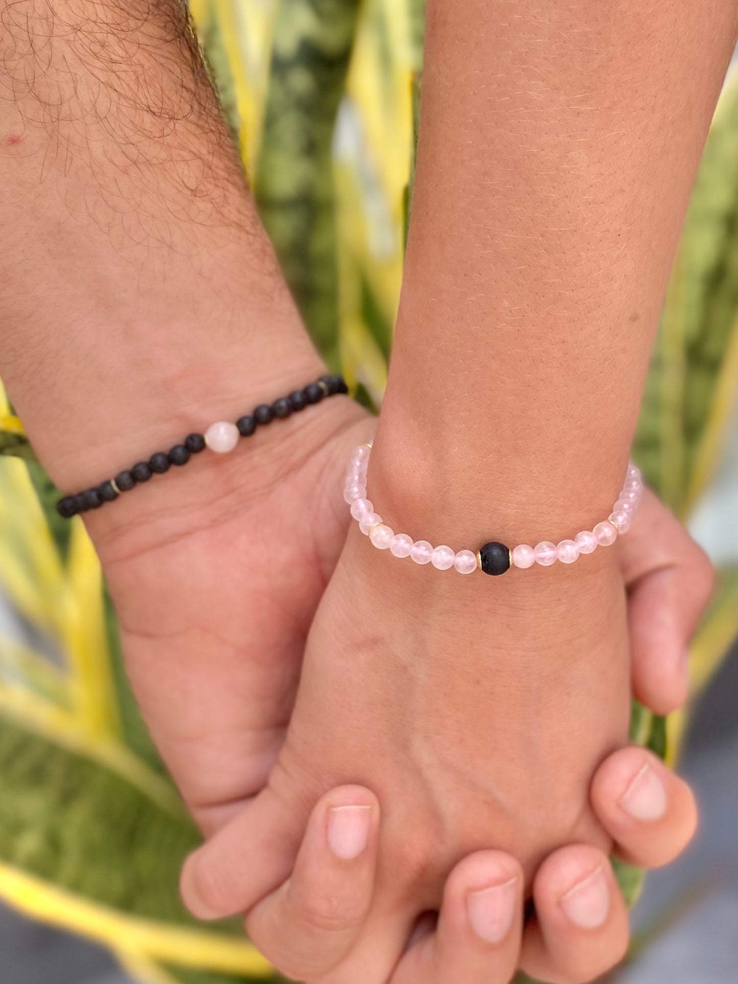 CR Casal | Par Quartzo Rosa e Lava Vulcânica – Paz, Amor e Proteção (Banho Ouro 18K)