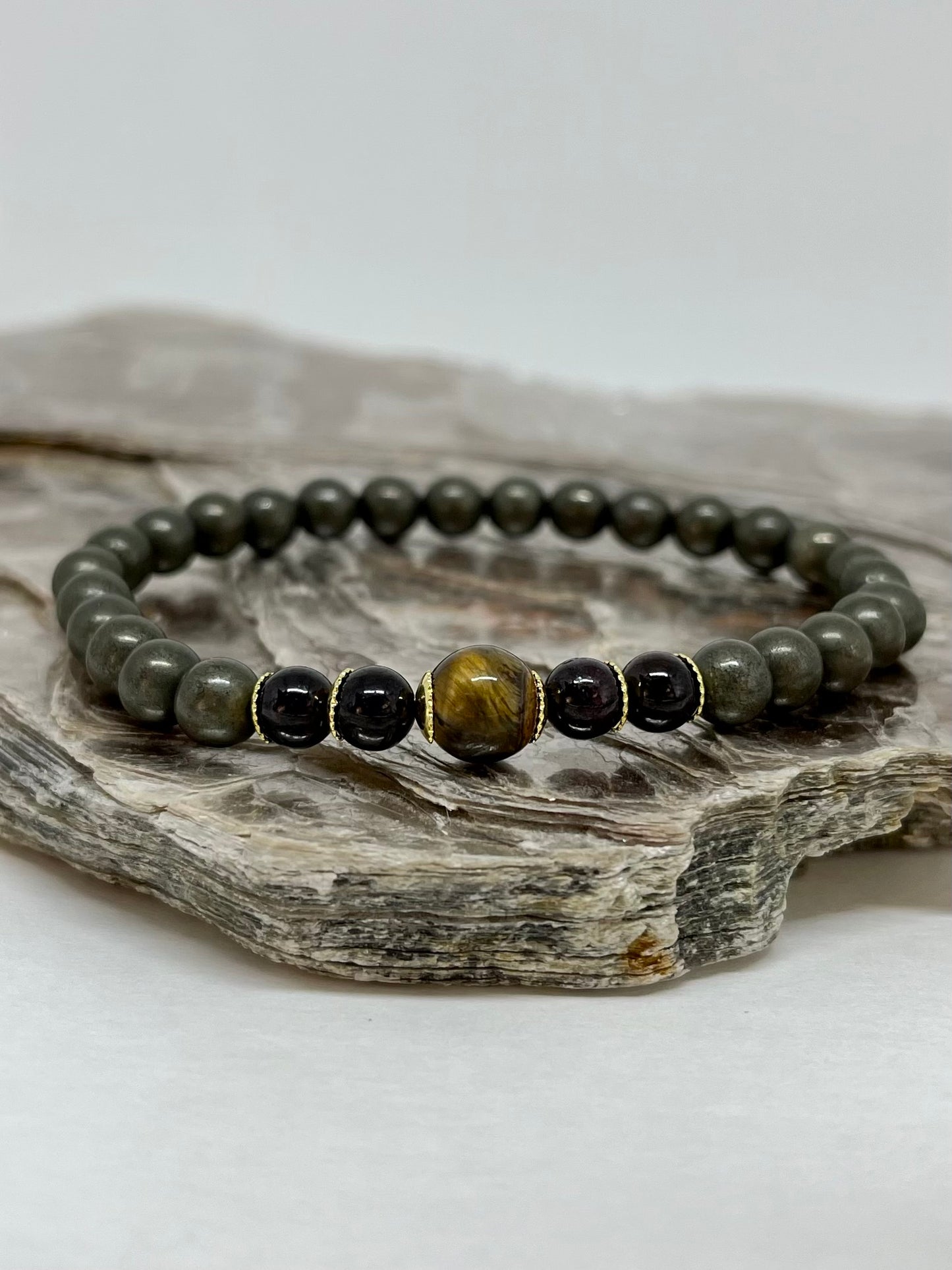 CR Uno | Pirita, Granada e Olho de Tigre – Prosperidade, Determinação e Proteção (Banho Ouro 18K)