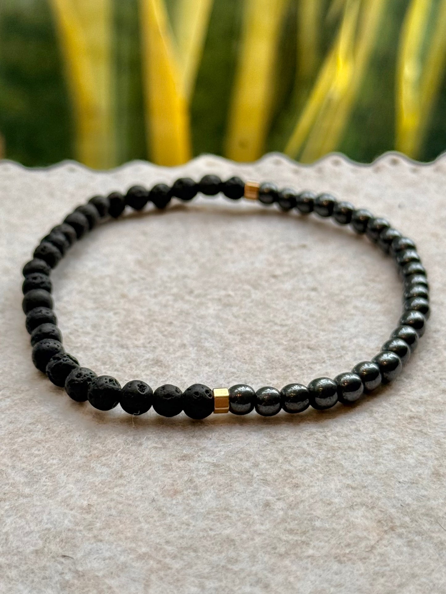 CR Line | Lava Vulcânica e Hematita – Proteção, Vigor e Força Pessoal (Banho Ouro 18K)