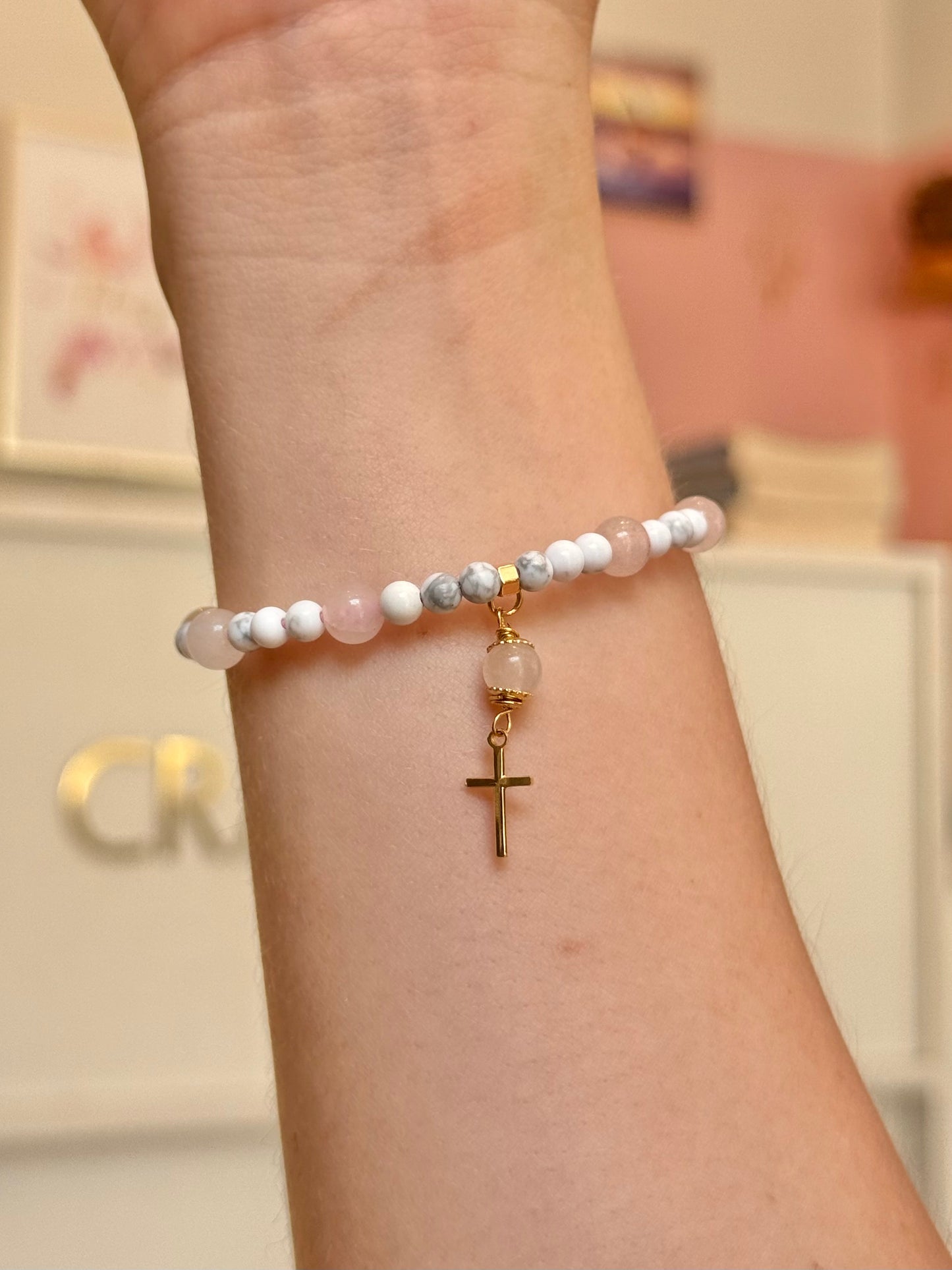 CR Terço de Mão | Howlita e Quartzo Rosa – Paz, Amor e Autoestima (Banho Ouro 18K)