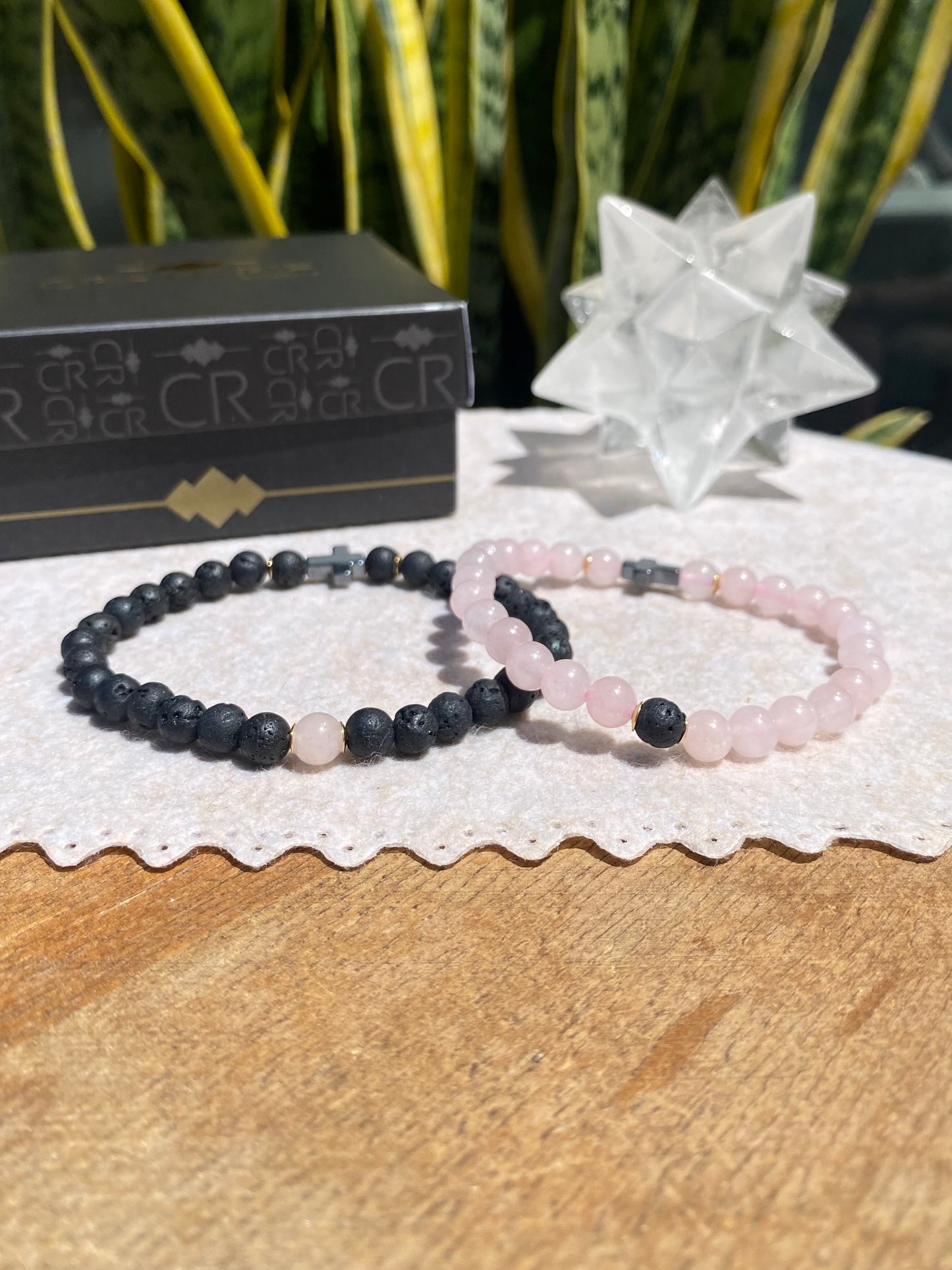CR Casal | Par Quartzo Rosa e Lava Vulcânica com Cruz de Hematita – Paz, Amor e Proteção (Banho Ouro 18K)