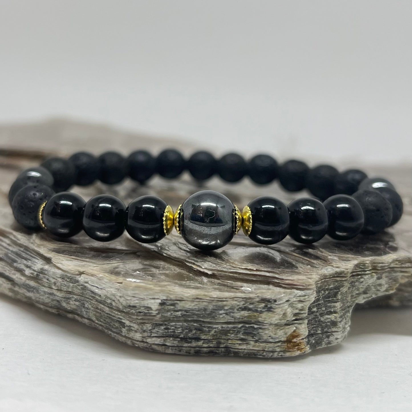 CR Golden | Lava Vulcânica, Turmalina Negra e Hematita – Proteção, AntiStress e Força Pessoal (Banho Ouro 18K)