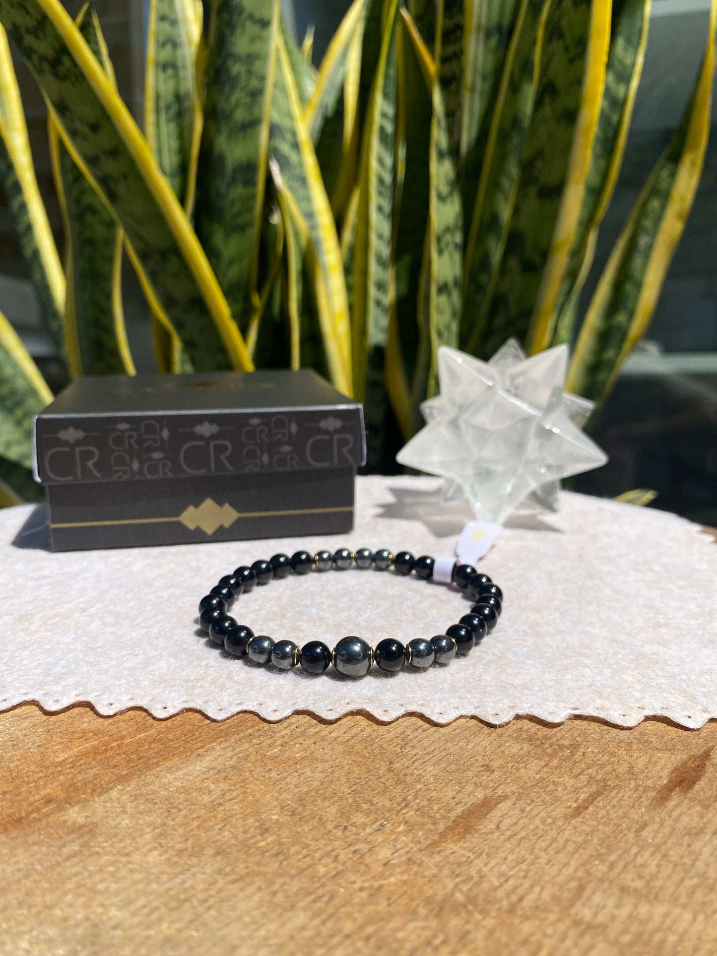 CR Deluxe | Turmalina Negra e Hematita – Proteção, Coragem e Força Pessoal (Banho Ouro 18K)