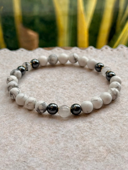 CR Tríade | Howlita, Quartzo Turmalinado e Hematita – Paz, Clareza e Proteção (Banho Ouro 18K)