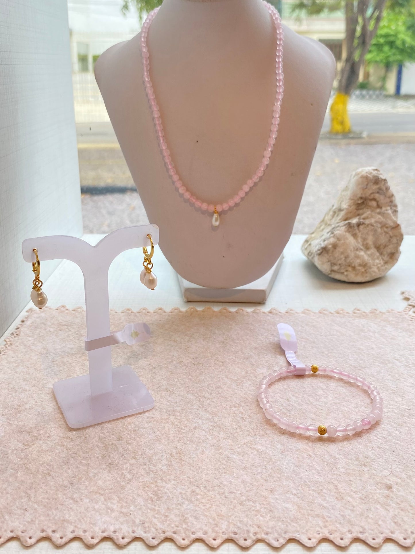 CR Conjunto | Colar, Brinco e Pulseira Quartzo Rosa e Pérola – Paz, Amor e Autoestima (Banho Ouro 18K)