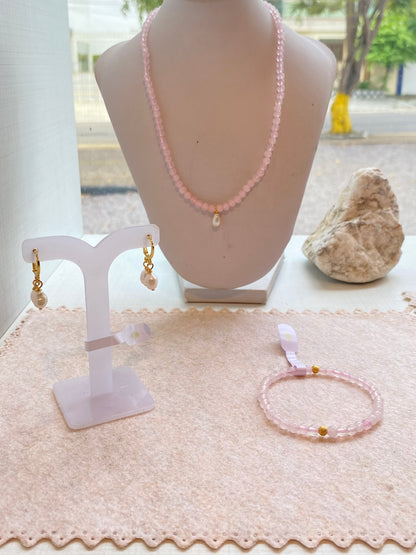 CR Conjunto | Colar, Brinco e Pulseira Quartzo Rosa e Pérola – Paz, Amor e Autoestima (Banho Ouro 18K)