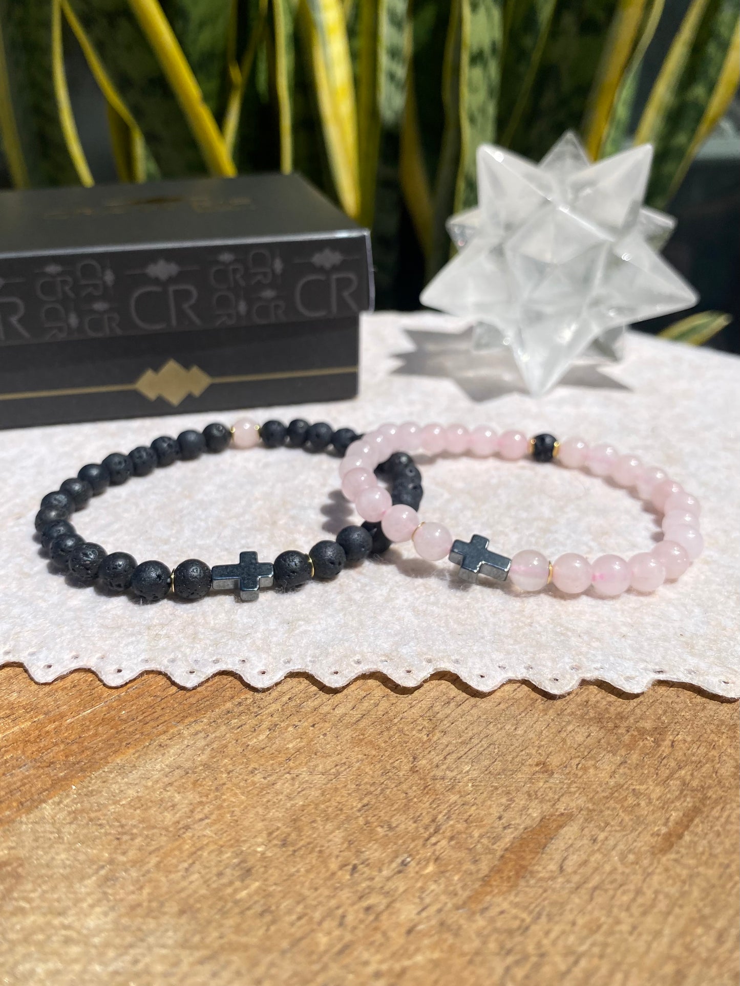 CR Casal | Par Quartzo Rosa e Lava Vulcânica com Cruz de Hematita – Paz, Amor e Proteção (Banho Ouro 18K)