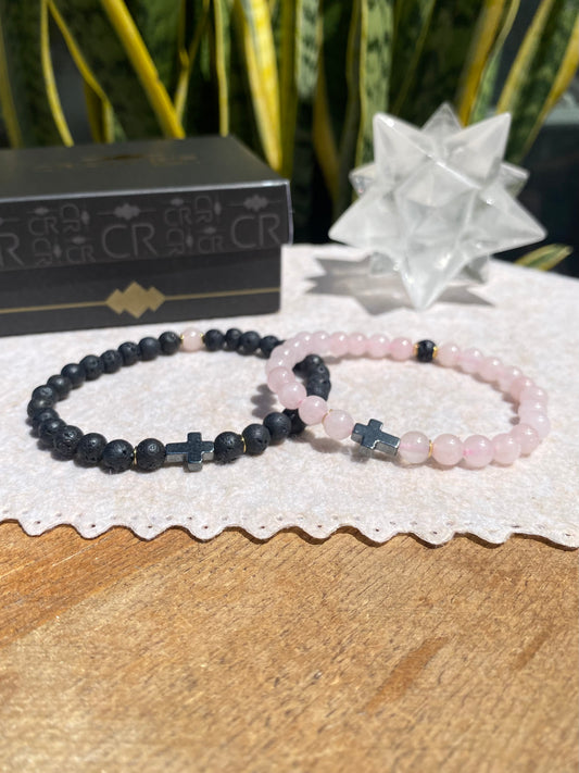 CR Casal | Par Quartzo Rosa e Lava Vulcânica com Cruz de Hematita – Paz, Amor e Proteção (Banho Ouro 18K)