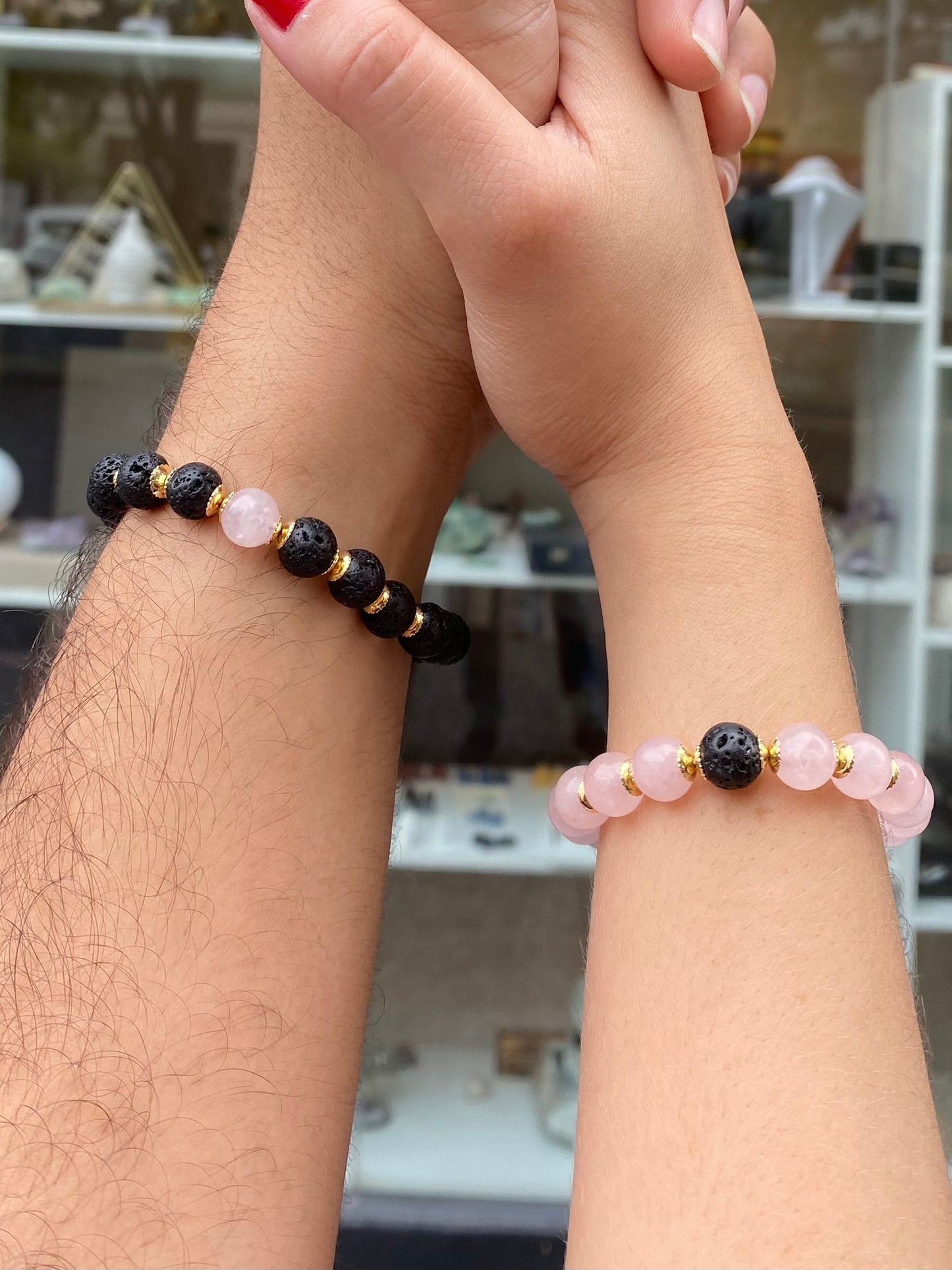CR Casal | Par Quartzo Rosa e Lava Vulcânica – Paz, Amor e Proteção (Banho Ouro 18K)
