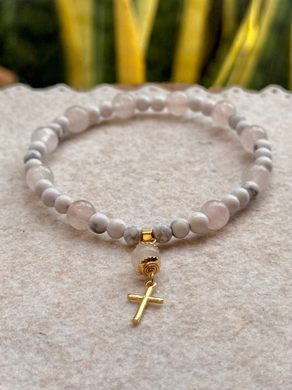 CR Terço de Mão | Howlita e Quartzo Rosa – Paz, Amor e Autoestima (Banho Ouro 18K)