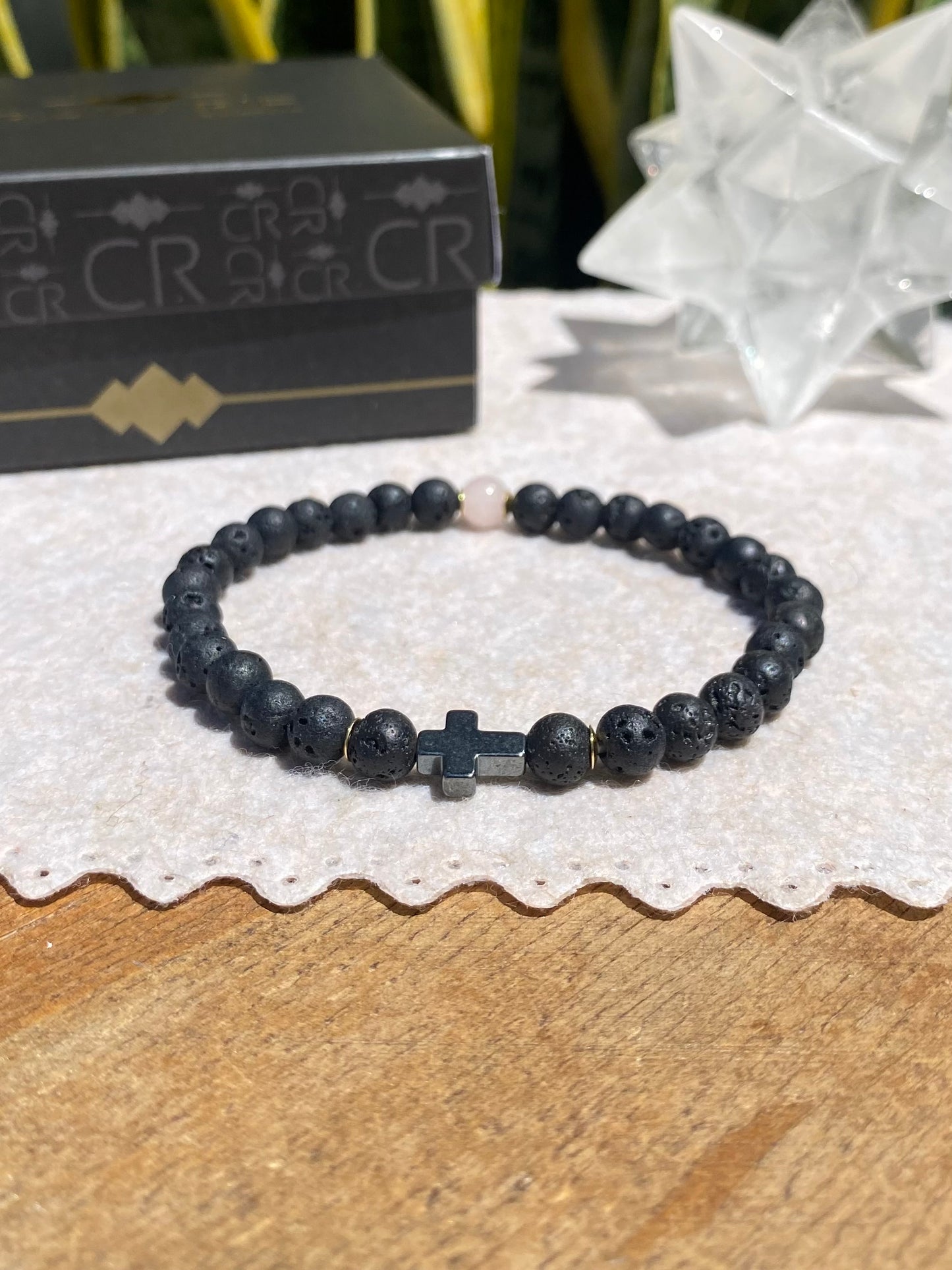 CR Casal | Par Quartzo Rosa e Lava Vulcânica com Cruz de Hematita – Paz, Amor e Proteção (Banho Ouro 18K)