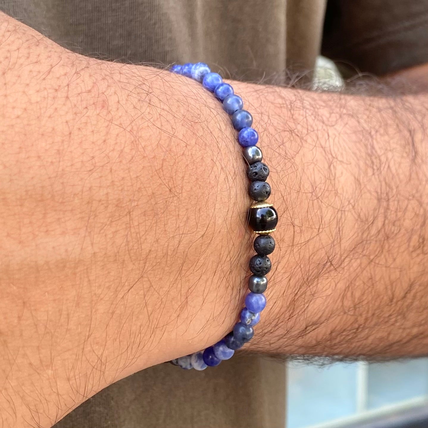 CR Line | Sodalita, Hematita, Lava Vulcânica e Turmalina Negra – Foco, Intuição e Proteção (Banho Ouro 18K)