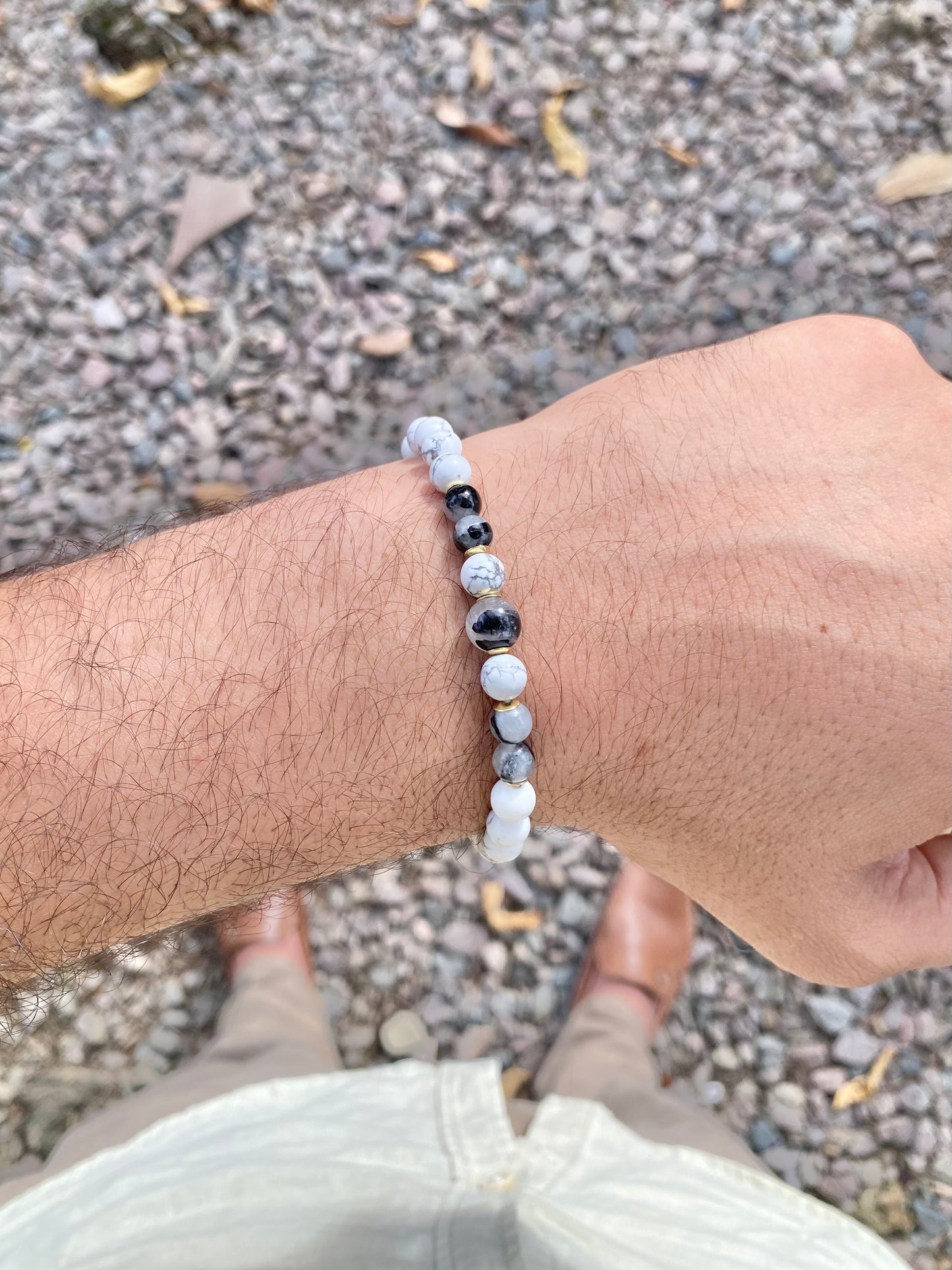 CR Deluxe | Howlita e Quartzo Turmalinado – Paz, Calmaria e Clareza (Banho Ouro 18K)