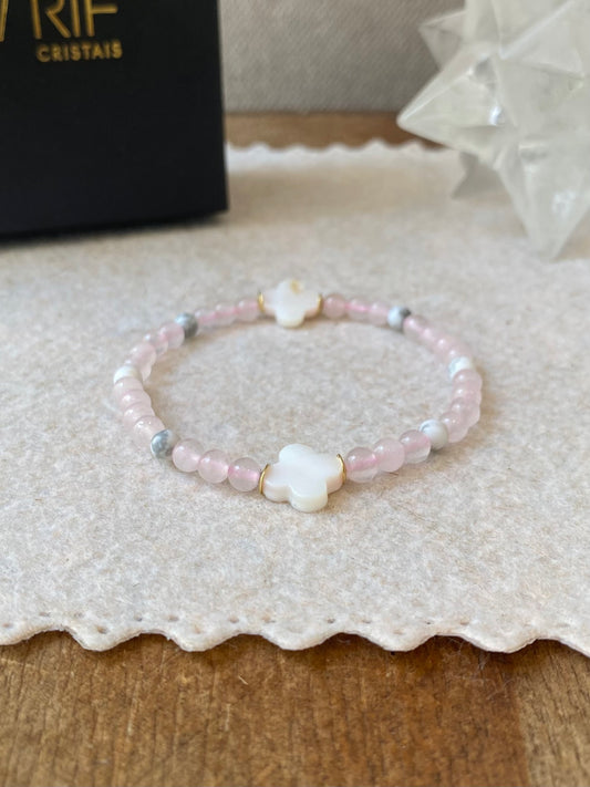 Quartzo Rosa e trevo de Madrepérola – Amor, Paz e Autoestima (Banho Ouro 18K)
