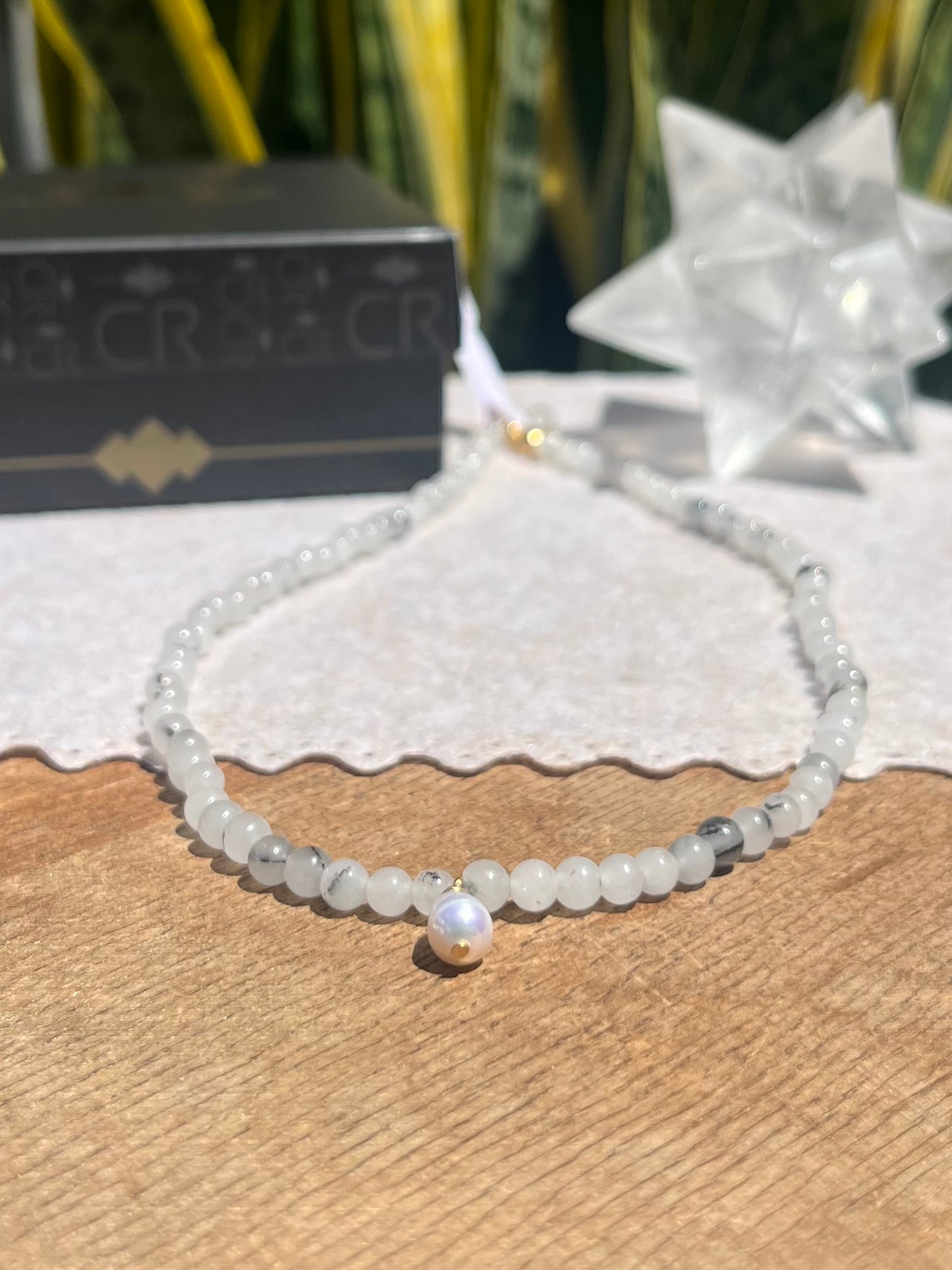 CR Choker | Colar Quartzo Turmalinado e Pérola – Limpeza Energética, Clareza e Proteção (Banho Ouro 18K)