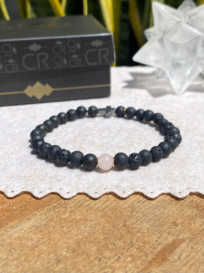 CR Casal | Par Quartzo Rosa e Lava Vulcânica com Cruz de Hematita – Paz, Amor e Proteção (Banho Ouro 18K)