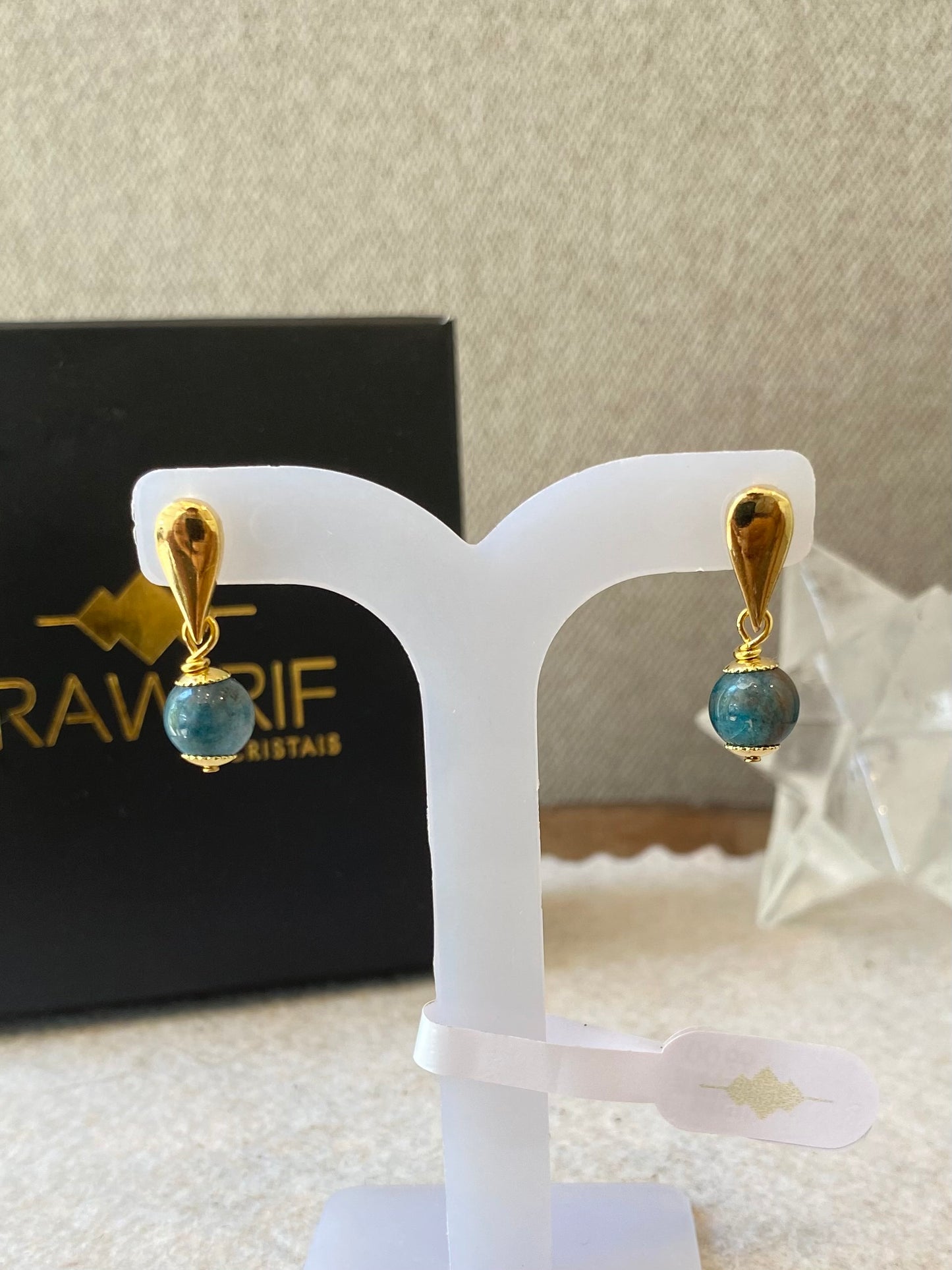 CR Brinco | Apatita Azul – Fortalece a Intuição e Elimina Bloqueios Emocionais (Banho Ouro 18K)