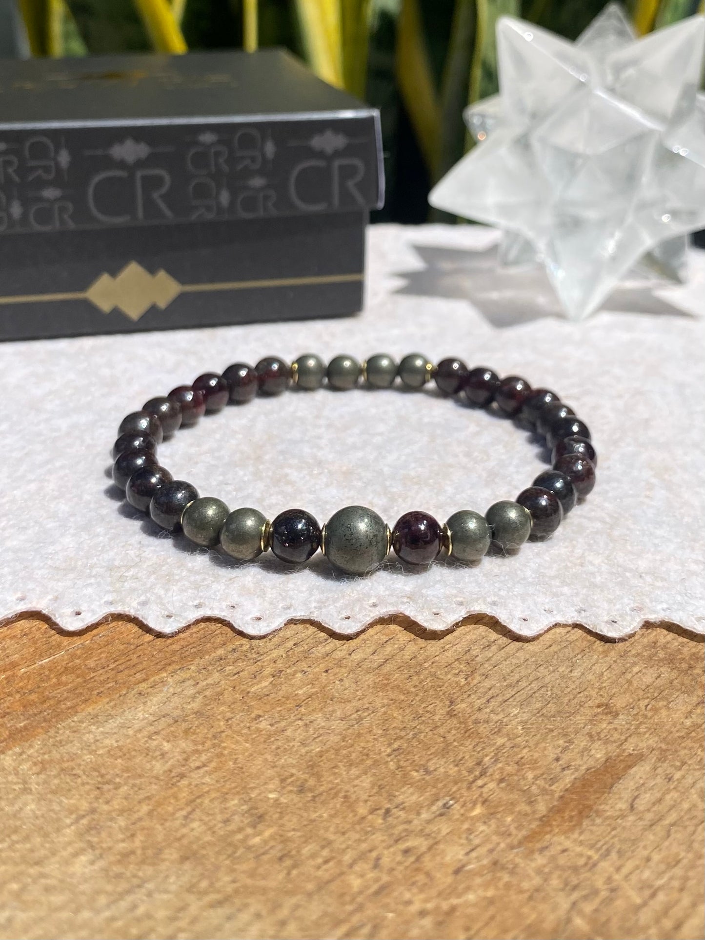 CR Deluxe | Pedra Granada e Pirita – Derteminação, Crescimento e Prosperidade (Banho Ouro 18K)