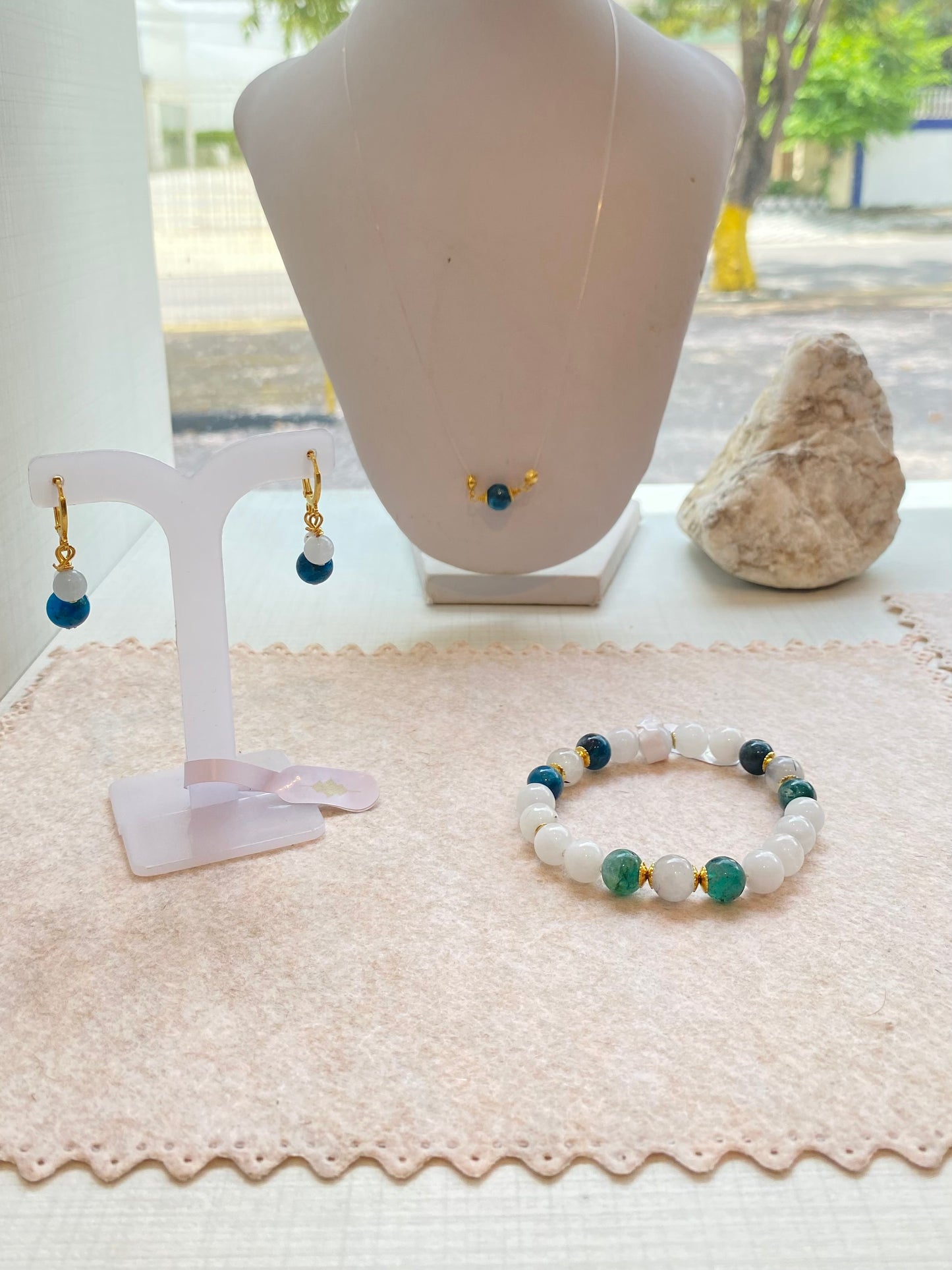 CR Conjunto | Colar, Brinco e Pulseira Água Marinha, Apatita Azul e Quartzo Turmalinado – Equilíbrio Emocional, Intuição e Limpeza Energética (Banho Ouro 18K)