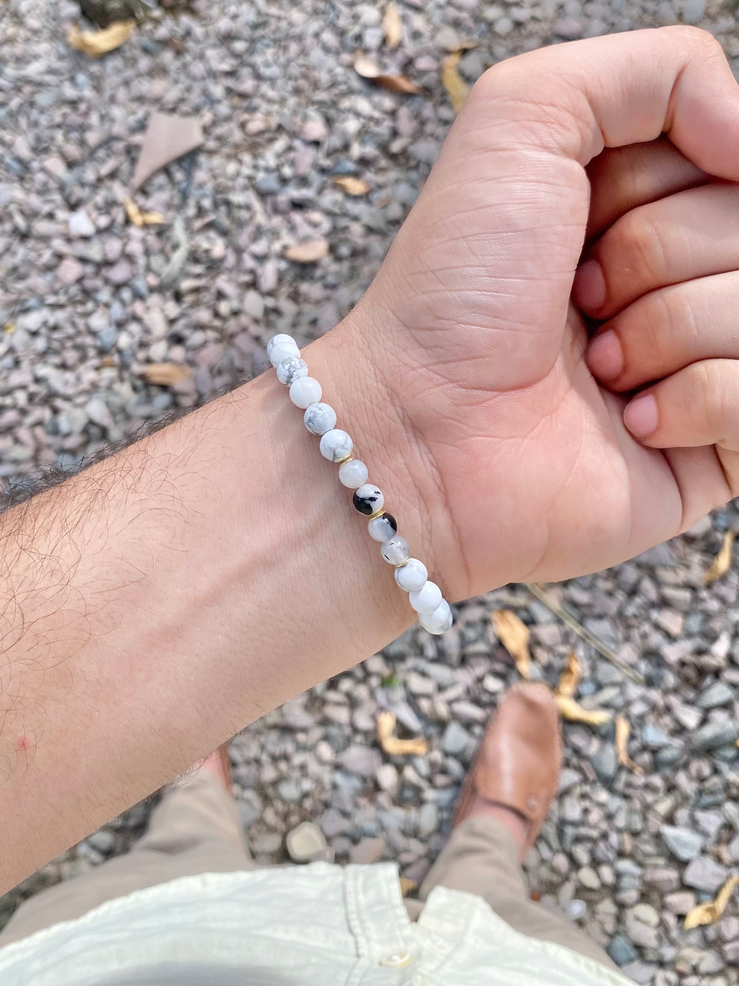 CR Deluxe | Howlita e Quartzo Turmalinado – Paz, Calmaria e Clareza (Banho Ouro 18K)