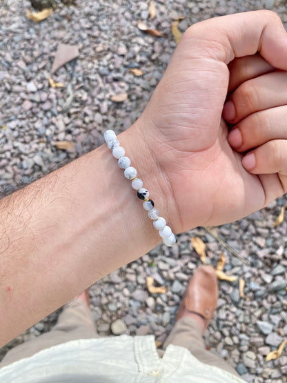 CR Deluxe | Howlita e Quartzo Turmalinado – Paz, Calmaria e Clareza (Banho Ouro 18K)