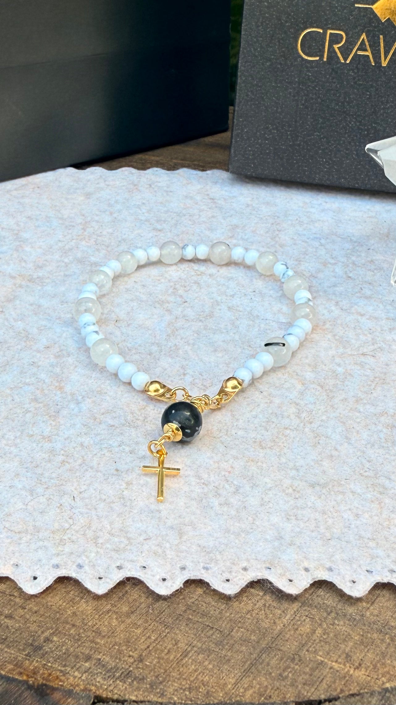 CR Casal | Terço de Mão Howlita, Quartzo Turmalinado e Obsidiana Flocos de Neve – Paz, Limpeza e Proteção (Banho Ouro 18K)