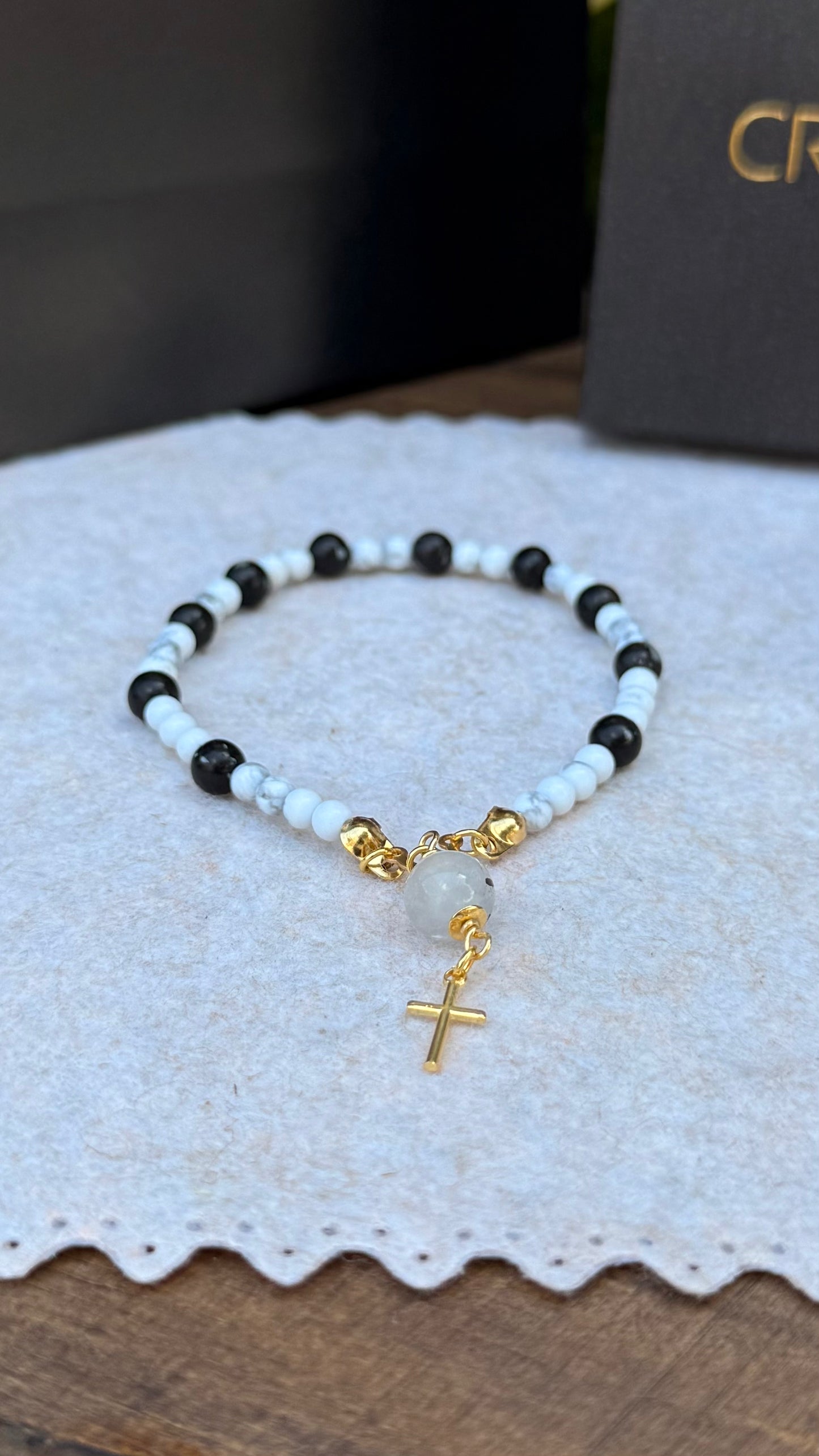 CR Casal | Terço de Mão Howlita, Quartzo Turmalinado e Obsidiana Flocos de Neve – Paz, Limpeza e Proteção (Banho Ouro 18K)