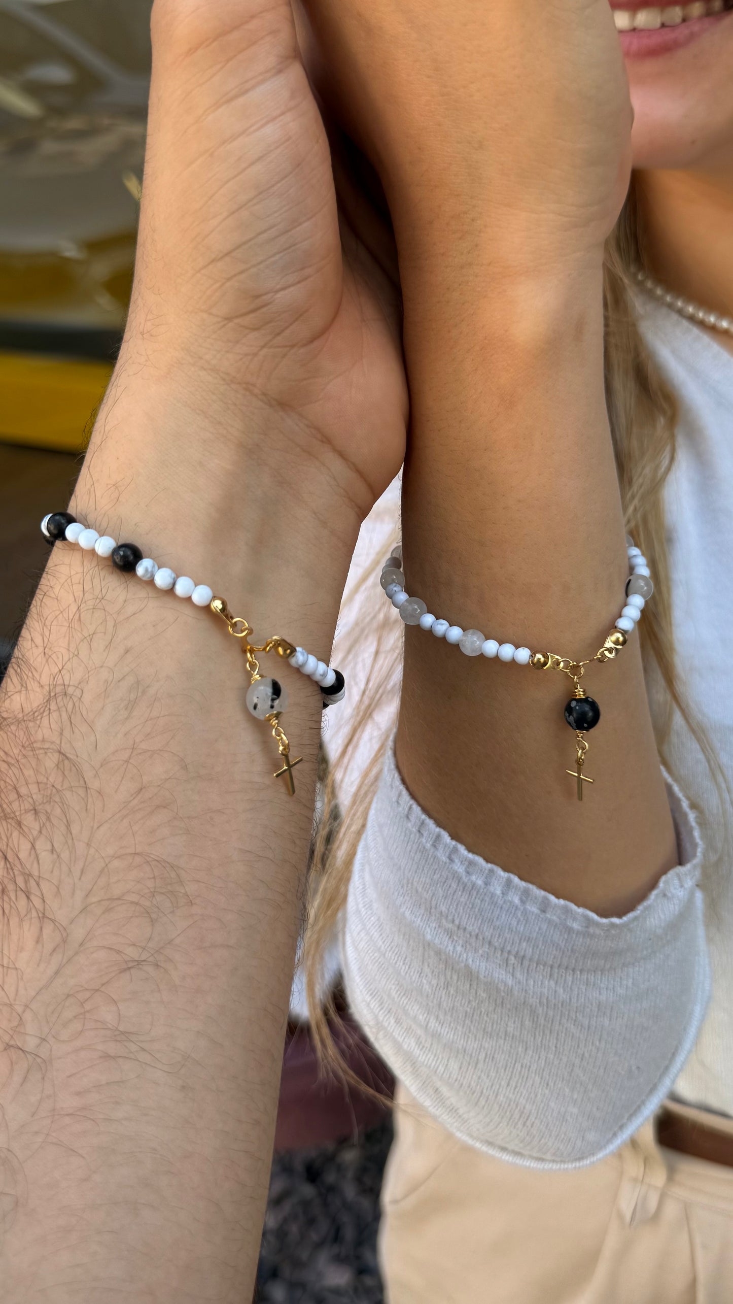CR Casal | Terço de Mão Howlita, Quartzo Turmalinado e Obsidiana Flocos de Neve – Paz, Limpeza e Proteção (Banho Ouro 18K)