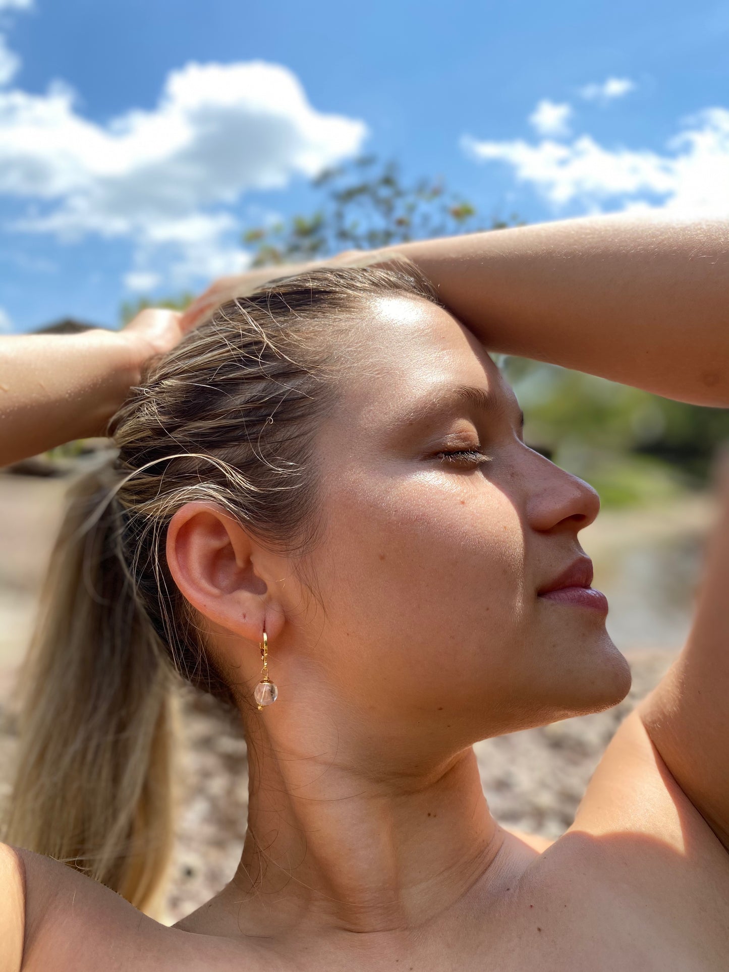 Quartzo Cristal – Limpeza Energética, Luz e Purificação (Banho Ouro 18K) #BrincoUno