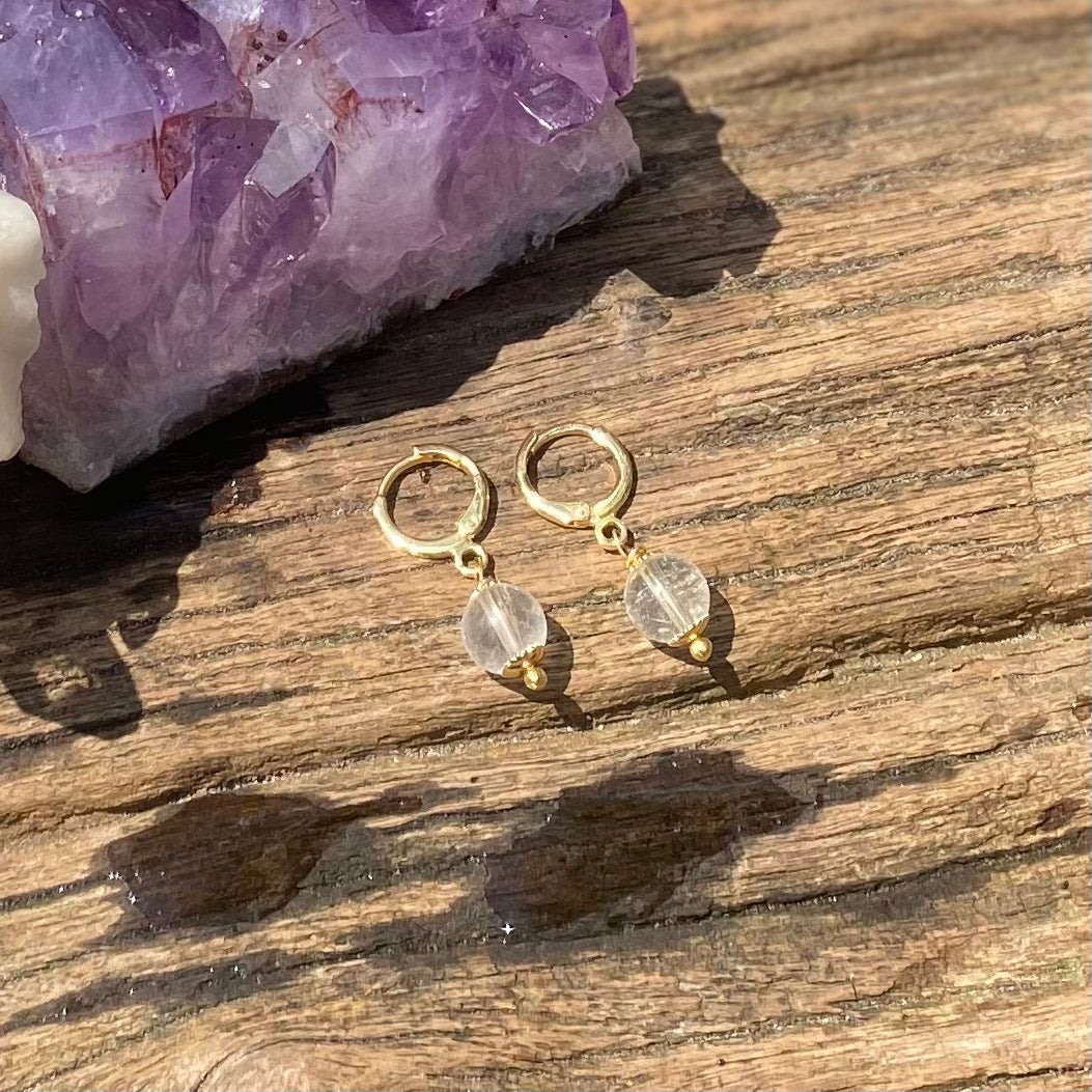 Quartzo Cristal – Limpeza Energética, Luz e Purificação (Banho Ouro 18K) #BrincoUno