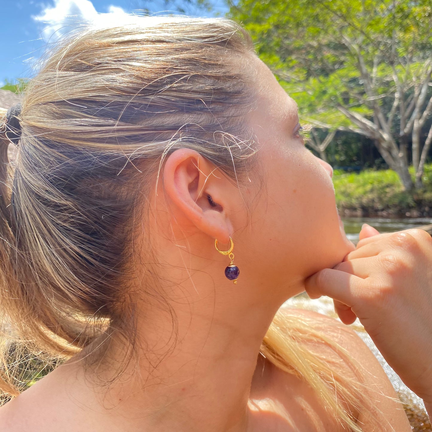 Ametista – Espiritualidade, Harmonia, Proteção (Banho Ouro 18K) #BrincoUno