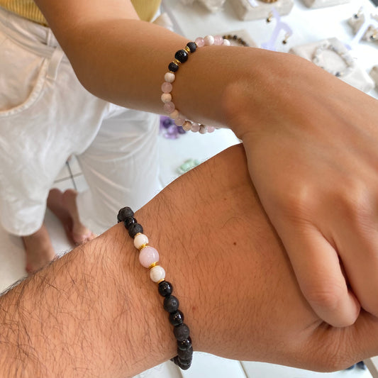 Quartzo Rosa, Howlita, Vulcânica e Turmalina Negra – Paz, Amor e Proteção (Banho Ouro 18K) #CasalCR